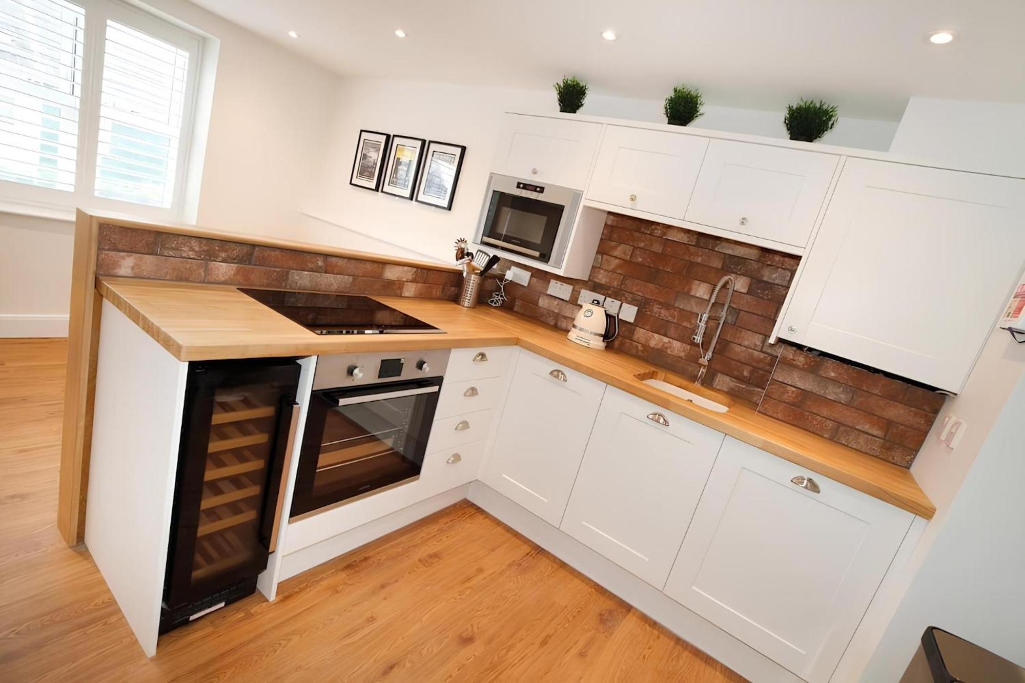Tucked Away, Access Sleeps 4 * Мумблес