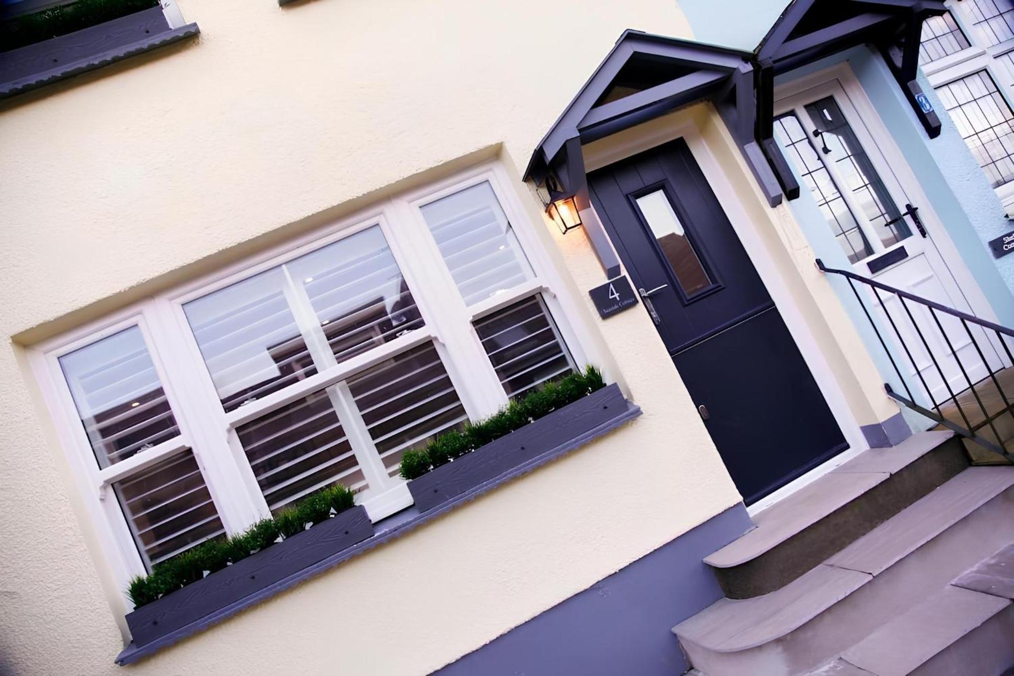 Tucked Away, Access Sleeps 4 Мумблес